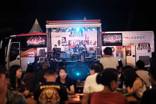 Cuma di Stage Bus Jazz Tour, Makan Ditemani Instrumen Jazz Dari Musisi Handal